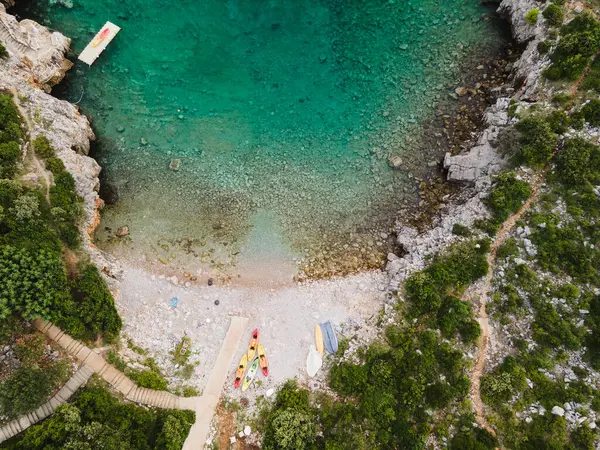 Middellandse Zee Strand Rocky Seashore Ochtend Drone Uitzicht Transparant Zeewater Rechtenvrije Stockfoto's