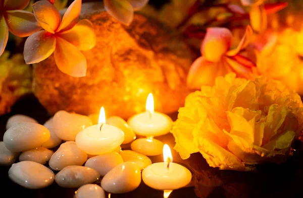 Meditatív Pihentető Légkör Gyertyafénnyel Virágokkal Nedvességgel Stock Fotó