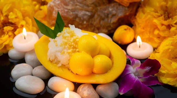 Mango Sticky Rice Budaya Makanan Penutup Thailand Dengan Cahaya Lilin Stok Gambar Bebas Royalti