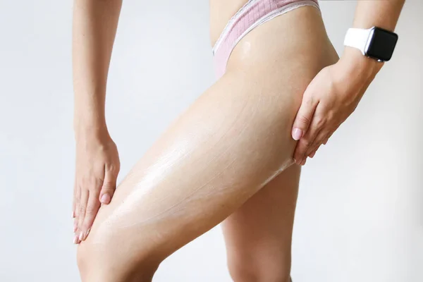 Young Woman Smearing Her Thigh Buttocks Cellulite Moisturizing Cream Isolated — Stockfoto