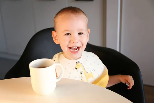 Criança Feliz Dois Anos Bebe Chá Uma Xícara Por Conta — Fotografia de Stock
