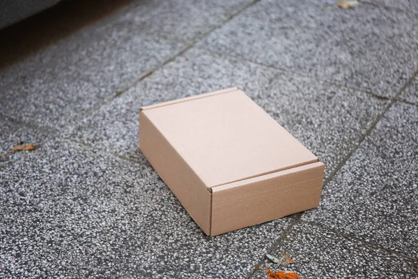 Parcel in front of the door. Leave the parcel near the door. Box on the street