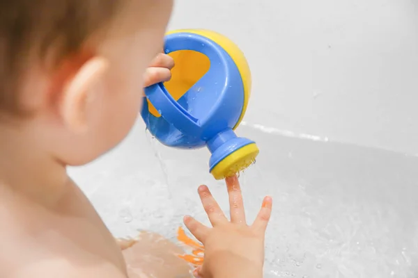 Criança Brinca Banheiro Com Uma Lata Rega Lápis Jogos Banheiro — Fotografia de Stock