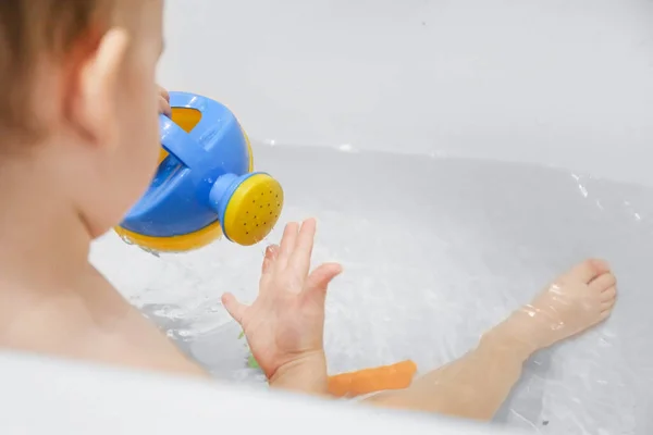 Niño Juega Baño Con Una Regadera Lápices Juegos Baño Bañar — Foto de Stock