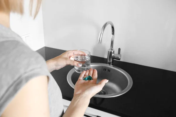 Dziewczyna Trzymająca Pigułki Pije Wodę Kuchni Witaminy Choroba Środki Antykoncepcyjne — Zdjęcie stockowe