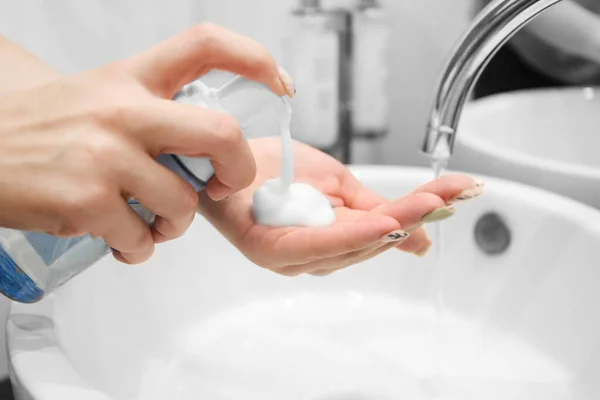 Женщина Поливает Руки Мыльными Пузырями Гигиена Мытье Рук Ванной Комнате — стоковое фото