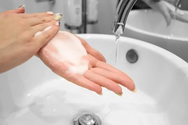Kobieta Jest Mycie Mydło Pianka Jej Ręce Pod Bieżącą Wodą — Zdjęcie stockowe