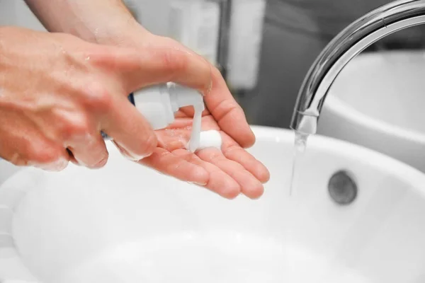 Hombre Echa Jabón Las Manos Higiene Lavarse Las Manos Baño — Foto de Stock