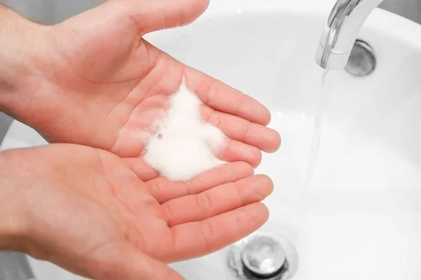 Человек Смывает Мыльную Пену Рук Проточной Водой Гигиена Мытье Рук — стоковое фото