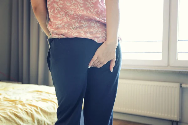 Kobieta Trzyma Się Tyłek Bóle Brzucha Hemoroidy Koncepcja Opieki Zdrowotnej — Zdjęcie stockowe