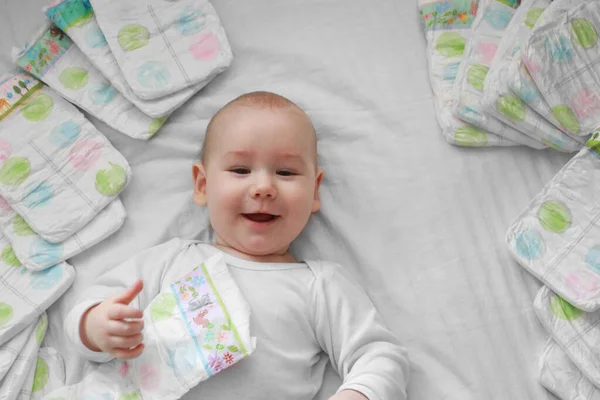 Bebé Feliz Sosteniendo Pañal Las Manos Vista Superior Bebé Está —  Fotos de Stock