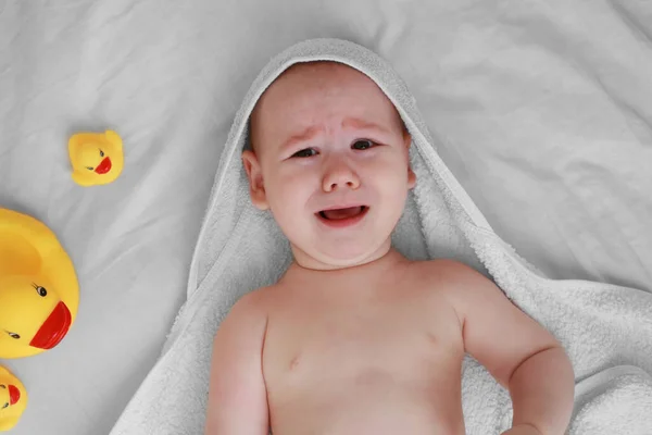 Baby Liegt Nach Dem Baden Auf Dem Bett Kapuzenhandtuch Badende — Stockfoto
