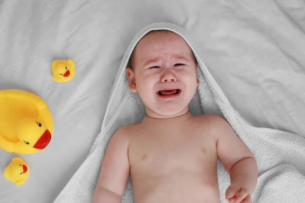Bebé Acuesta Cama Después Bañarse Llorar Toalla Con Capucha Bañar —  Fotos de Stock
