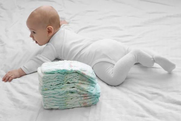 Fraldas Para Bebês Ficam Lado Bebê Uma Cama Branca Mudança — Fotografia de Stock