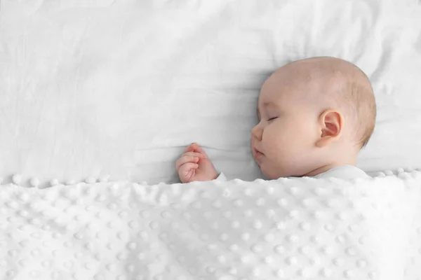 Niedliche Baby Schläft Auf Einem Weißen Bett Tagesablauf Schlafphasen Schlafberatung — Stockfoto