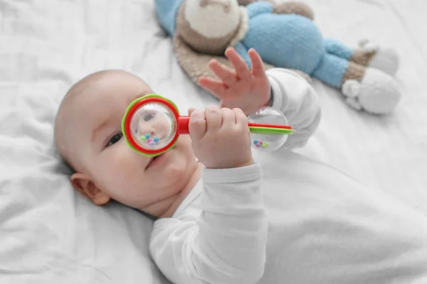 Bebê Bonito Está Brincando Com Chocalho Uma Cama Branca Concentração — Fotografia de Stock