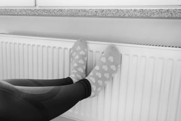 Uma Mulher Aquece Pés Radiadores Aquecimento Calor Casa — Fotografia de Stock