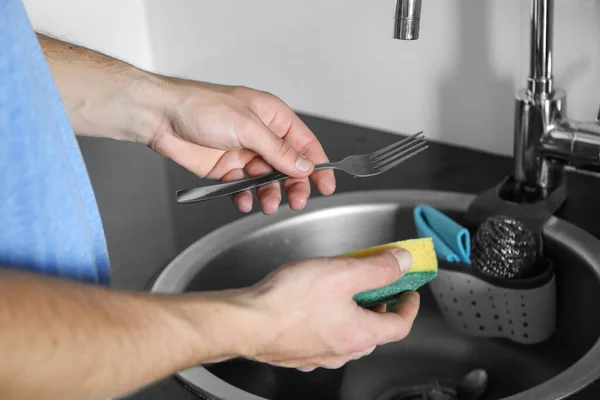 Mężczyzna Myje Widelce Zlewie Pomóż Żonie Domu — Zdjęcie stockowe