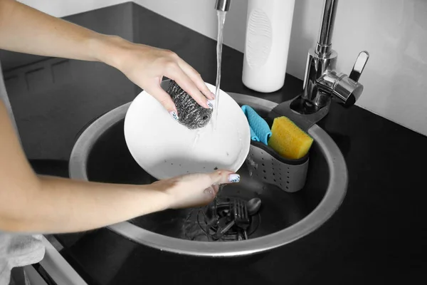 Kobieta Myje Naczynia Kubki Zlewie Rękami Mycie Naczyń Ręcznie — Zdjęcie stockowe