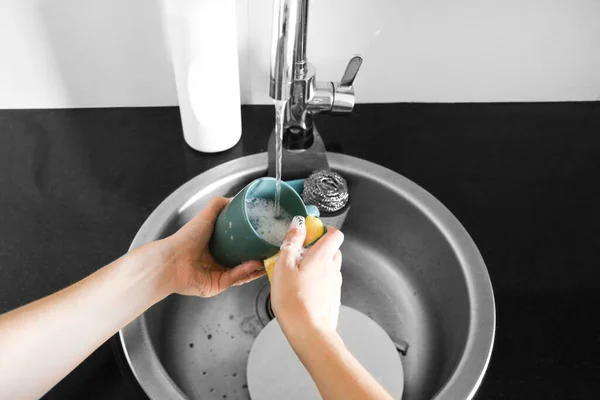 Женщина Моет Посуду Чашки Раковине Руками Мытье Посуды Вручную — стоковое фото