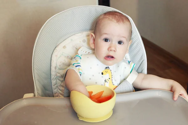 Meses Bebé Come Con Sus Manos Por Cuenta Cocina —  Fotos de Stock