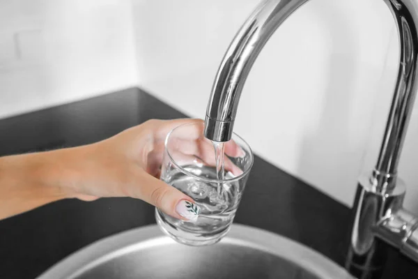 Biorę Wodę Kranu Kuchni Oczyszczanie Wody Brudna Woda — Zdjęcie stockowe