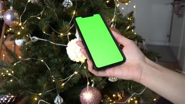圣诞树下的铬钥匙手机 高质量的4K镜头 — 图库视频影像