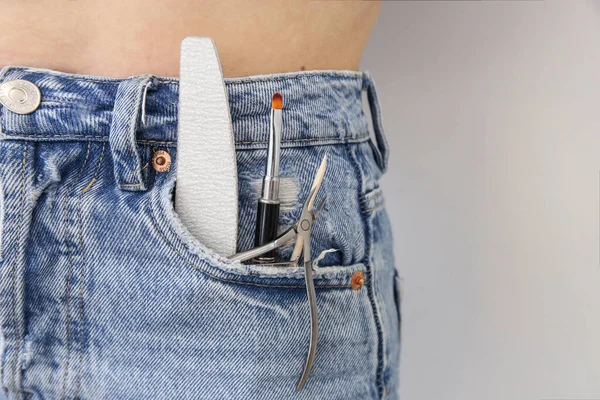 Menina Segura Ferramentas Manicure Seu Bolso Jeans Estilo Processo Fazer — Fotografia de Stock