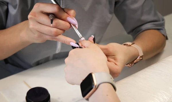 Der Prozess Der Maniküre Salon Kutter Nägel Polieren Nagelhaut Abgelegte lizenzfreie Stockbilder