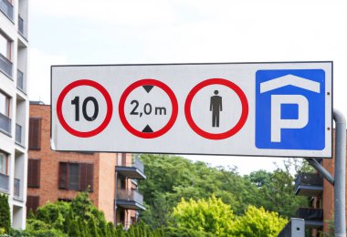 Yeraltı otoparkının girişindeki yol tabelası.