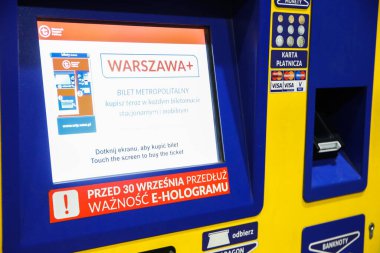 Varşova, Polonya - Mayıs 2023: bilet satın alma makinesi, toplu taşıma için yolcu kartlarının yenilenmesi