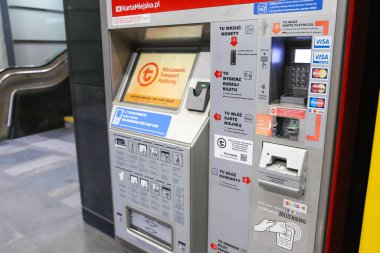 Varşova, Polonya - Mayıs 2023: bilet satın alma makinesi, toplu taşıma için yolcu kartlarının yenilenmesi