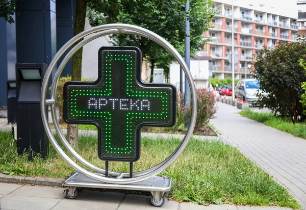 Φωτεινή Πινακίδα Φαρμακείο Κοντά Στο Φαρμακείο Στην Πολωνία Apteka — Φωτογραφία Αρχείου