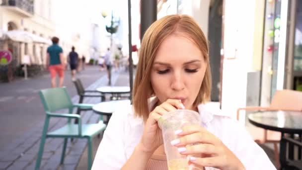 Ein Schönes Mädchen Trinkt Bubble Tea Auf Einer Sommerterrasse Und — Stockvideo