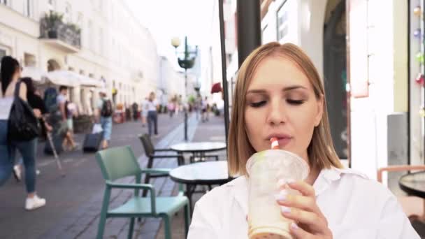 Güzel Kız Yaz Balonlu Çayında Içiyor — Stok video