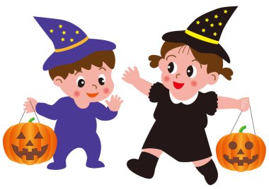 Cadılar Bayramı kostümü giymiş bir kız ve bir oğlan Cadılar Bayramı partisinde ellerinde balkabağı feneri tutuyorlar.