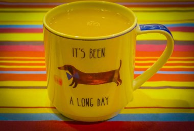 Bir kupa beyaz kahve.  