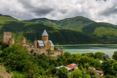 Gürcistan 'ın Mtskheta-Mtianeti Bölgesi Aragvi Nehri' ndeki Ananuri Kalesi Kompleksi