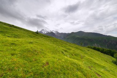 Kazbek ya da Kazbegi Dağı, Gürcistan 'daki Gergeti Trinity Kilisesi yakınında, Stepantsminda köyü, 2170 metre yükseklikte.,