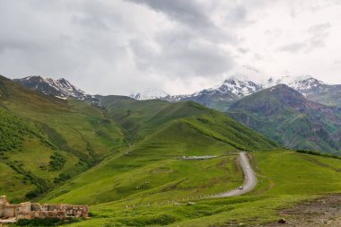 Kazbek ya da Kazbegi Dağı, Gürcistan 'daki Gergeti Trinity Kilisesi yakınında, Stepantsminda köyü, 2170 metre yükseklikte.,