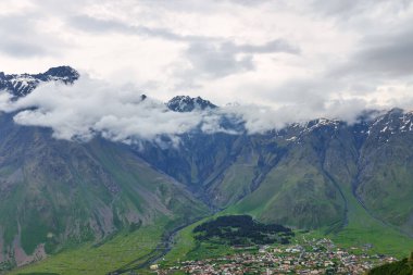 Gürcistan 'ın güzel Landscap' ı, Stepantsminda kasabası manzarası ve Büyük Kafkasya dağları, Georgia