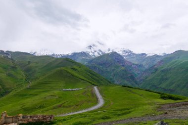 Kazbek ya da Kazbegi Dağı, Gürcistan 'daki Gergeti Trinity Kilisesi yakınında, Stepantsminda köyü, 2170 metre yükseklikte.,