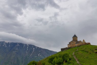 Gürcistan 'ın Stepantsminda köyü yakınlarındaki Gergeti Trinity Kilisesi, Kazbek Dağı veya Kazbegi Dağı' nın 2170 metre altında.,