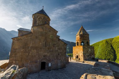 Gürcistan 'ın Stepantsminda köyü yakınlarındaki Gergeti Trinity Kilisesi, Kazbek Dağı veya Kazbegi Dağı' nın 2170 metre altında.,