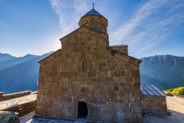 Gürcistan 'ın Stepantsminda köyü yakınlarındaki Gergeti Trinity Kilisesi, Kazbek Dağı veya Kazbegi Dağı' nın 2170 metre altında.,