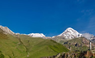 Kazbek ya da Kazbegi Dağı, Gürcistan 'daki Gergeti Trinity Kilisesi yakınında, Stepantsminda köyü, 2170 metre yükseklikte.,