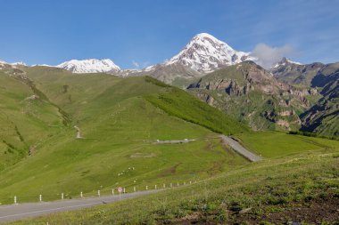 Kazbek ya da Kazbegi Dağı, Gürcistan 'daki Gergeti Trinity Kilisesi yakınında, Stepantsminda köyü, 2170 metre yükseklikte.,
