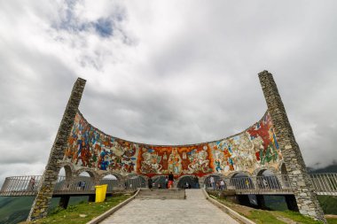 Gürcistan 'ın Ganisi kentindeki Rusya-Gürcistan Dostluk Anıtı' na geniş görüşlü Gudauri View Point Dağı gözcüsü