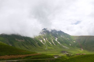 Gürcistan 'ın Ganisi kentindeki Rusya-Gürcistan Dostluk Anıtı' na geniş görüşlü Gudauri View Point Dağı gözcüsü