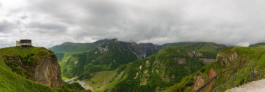 Gürcistan 'ın Ganisi kentindeki Rusya-Gürcistan Dostluk Anıtı' na geniş görüşlü Gudauri View Point Dağı gözcüsü